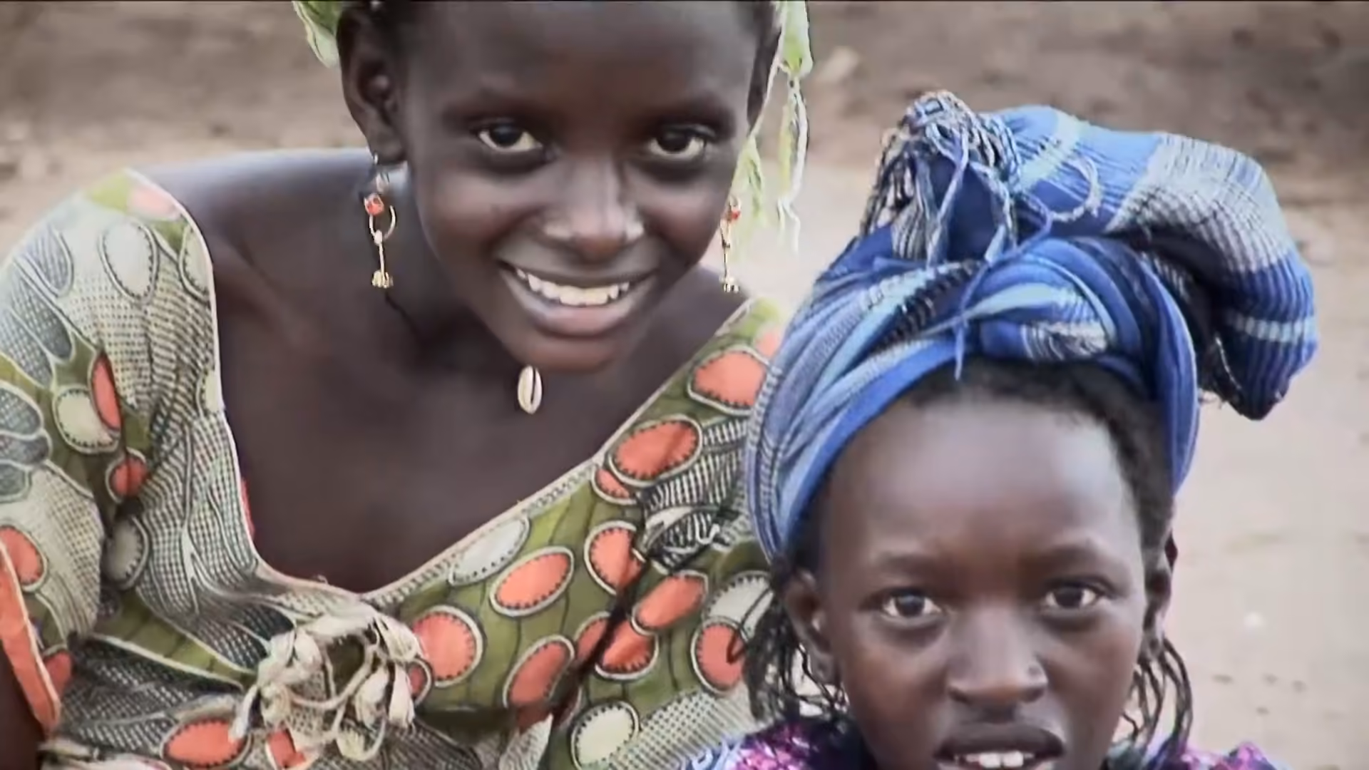 Dwie uśmiechnięte dziewczynki w Senegalu